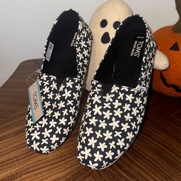 Toms Shoes - TOMS comfy shoes🌼